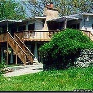 Lakeshore Bed & Breakfast